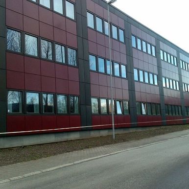 Rødt og svart bygg