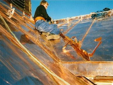 Blikkenslager legger kobberplater på tak